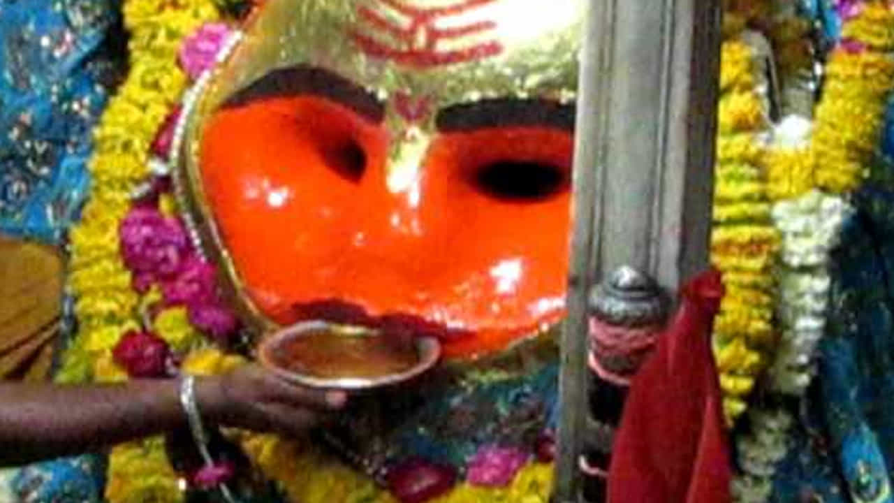 ప్రపంచంలో అత్యంత పురాతన నగరం.. శివయ్య కొలువుండే క్షేత్రం వారణాసిలో విశ్వనాథుడు, అన్నపూర్ణ, విశాలాక్షి సహా అనేక ఆలయాలు ఉన్నాయి. ఆలాంటి ఆలయాల్లో ఒకటి బాబా బాతుక్ భైరవ ఆలయం. ఈ గుడికి ఒక ప్రత్యేకత ఉంది. ఈ బాబా బాతుక్ భైరవ స్వామి దర్శనానికి వెళ్ళే భక్తులు పిల్లలైతే బిస్కెట్లు, చాక్లెట్లు సమర్పిస్తారు. పెద్దలు మాంసం, మద్యం సమర్పించి మొక్కులు చెల్లించుకుంటారు.