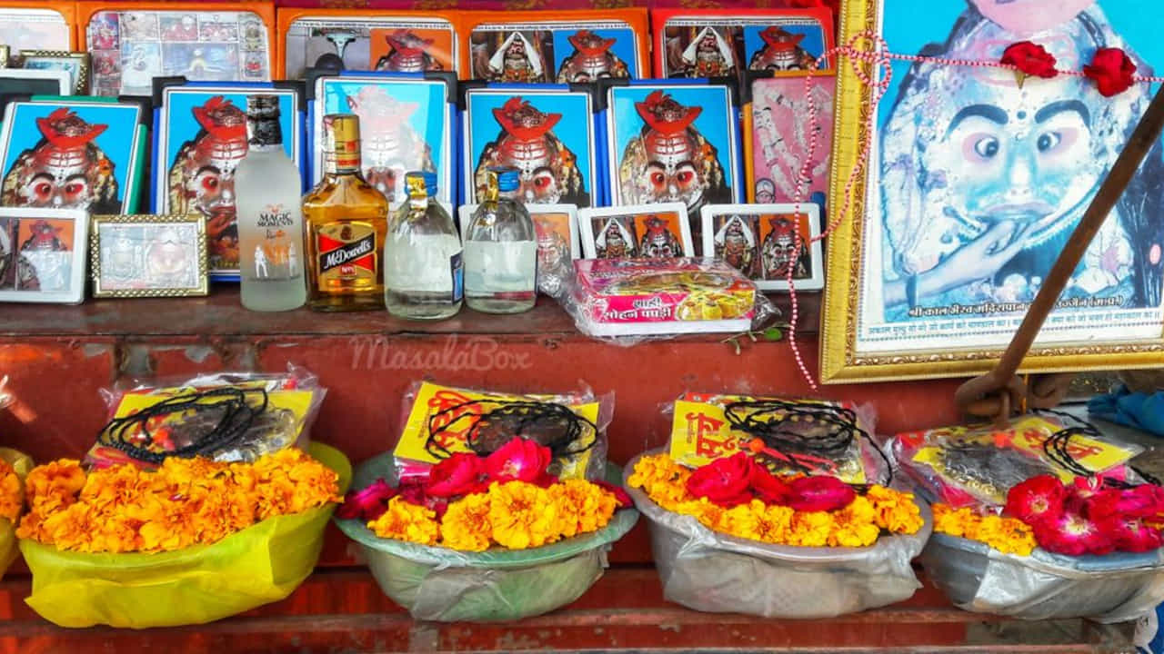 మధ్యప్రదేశ్ లోని ఉజ్జయినీలో ఉన్న కాల భైరవ ఆలయంలో దేవుడికి మందుని నైవేద్యంగా సమర్పిస్తారు. మందు మాత్రమే కాదు మాంసం, చేప వంటి వాటిని నైవేద్యంగా సమర్పిస్తారు. ఆల్కహాల్ ని దేవుడికి సమర్పించిన అనంతరం మిగిలిన దానిని భక్తులు తీసుకుంటారు. కాల భైరవ నాథ్ ఉజ్జయిని నగర సంరక్షకుడుగా నమ్మకం. ఈ ఆలయం చాలా పురాతనమైనది. ఈ ఆలయాన్ని బద్రసేనన్ రాజు నిర్మించినట్లు నమ్మకం. శైవ సంప్రదాయంలోని ఎనిమిది భైరవులలో కాల భైరవ ప్రధానుడు. ఇక్కడ తాంత్రిక ఆరాధన జరుగుతుంది.