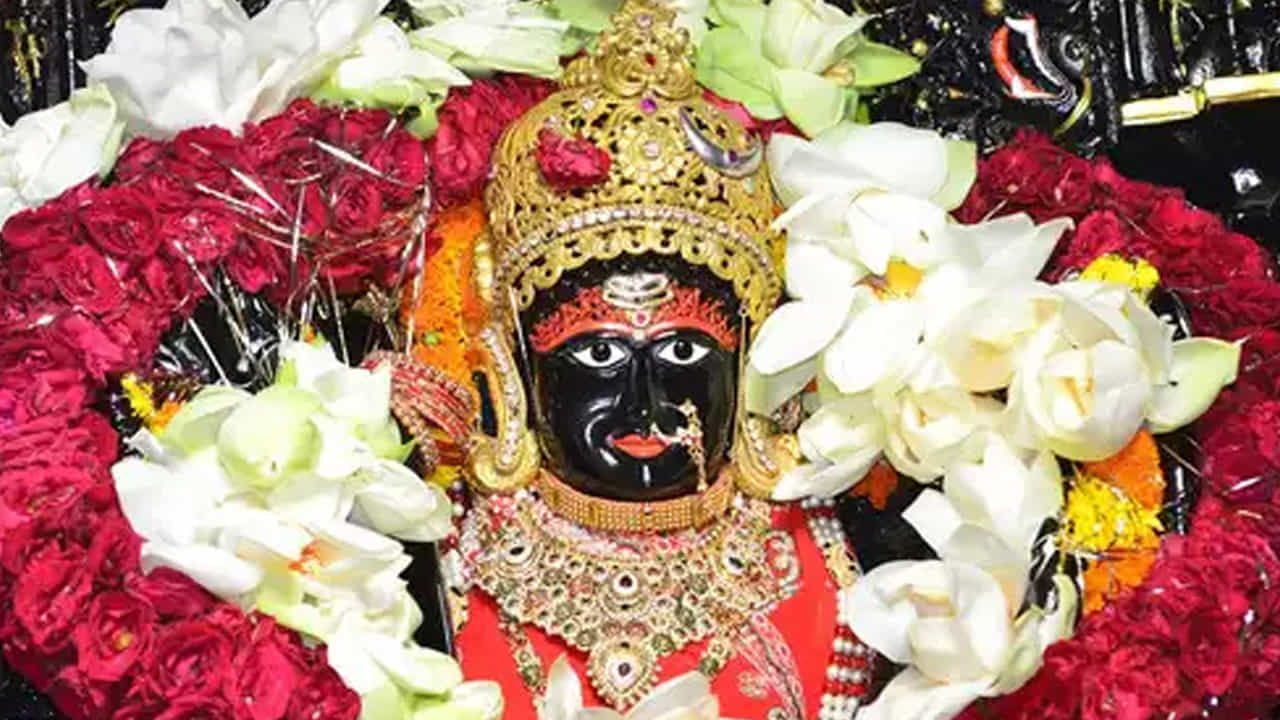 దేశ రాజధాని ఢిల్లీలో ఉన్న కాళీమాత ఆలయంలో విస్కీ, వైన్ ఇలా ఎన్నో రకాల లిక్కర్లు లను ప్రసాదంగా సమర్పిస్తారు. తర్వాత ఆలయంలో అమ్మవారిని దర్శనం చేసుకున్న భక్తులకు విస్కీ, వైన్ ని ప్రసాదంగా అందిస్తారు.