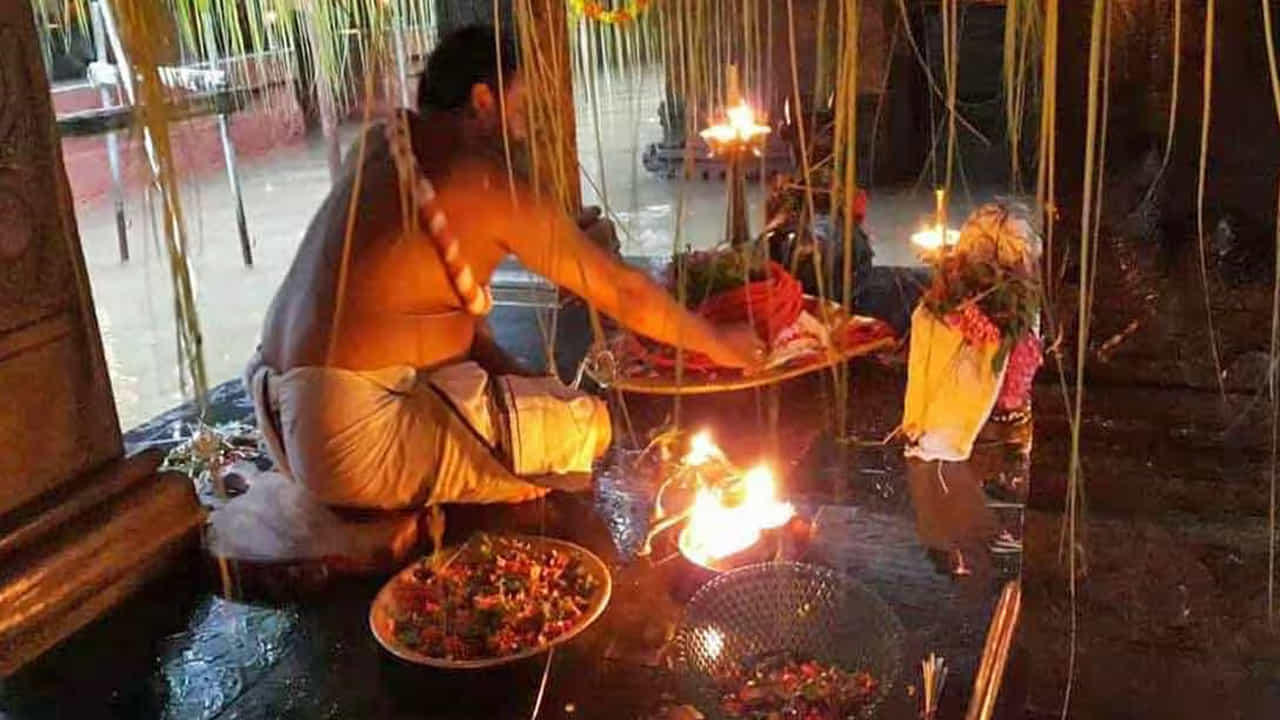 కేరళ రాష్ట్రంలోని పరస్సినిక్కడవు మదప్పురం ఆలయంలో కూడా చేపలు, తాటి కల్లు, మాంసాన్ని , అల్కాహాలు(ఫుల్ లేదా ఆఫ్ బాటిల్) ను అమ్మవారికి నైవేద్యంగా సమర్పిస్తారు. పూజ పూర్తీ అయ్యాక వీటినే భక్తులకు ప్రసాదాలుగా అందిస్తారు. అంతేకాదు కొబ్బరి ముక్కలను కూడా భక్తులకు ప్రసాదంగా అందజేస్తారు.