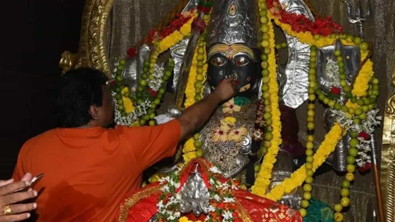 దేవాలయాల్లో దేవుళ్ళకు రకరకాల పూజలు నిర్వహిస్తారు. అక్కడి ఆచారాన్ని బట్టి ప్రత్యేక నైవేద్యాలు సమర్పిస్తుంటారు. తిరుమల, శ్రీశైలం, అయోధ్య వంటి అనేక పుణ్య క్షేత్రాల్లో మాత్రమే కాదు ఆలయ పరిసరాలలో కూడా మద్యం, మాంసం నిషేధం. అయితే మరోవైపు కొన్ని ఆలయాల్లో మద్యం, మాంసం నైవేద్యంగా దేవుళ్ళకు సమర్పిస్తారు. వాటిని ఎంతో భక్తితో ప్రసాదంగా స్వీకరిస్తారు. కాల భైరవుడికి, కొన్ని శక్తి ఆలయాల్లో మాంసం, మద్యం సమర్పించి తమ మొక్కులు చెల్లించుకుంటారు. వినడానికి విడ్డూరంగా ఉన్నా ఇది నిజం.