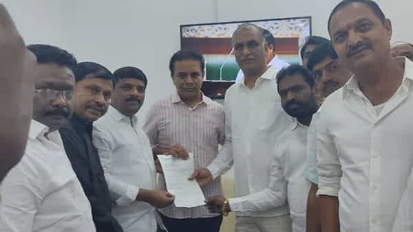 కేటీఆర్ ను కలిసిన ఎమ్మెల్సీ తీన్మార్ మల్లన్న... తెలంగాణ రాజకీయాల్లో ఆసక్తికర పరిణామం