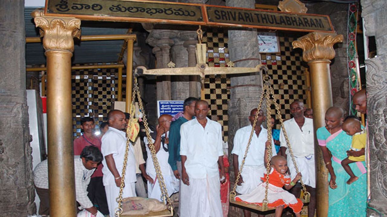  సంస్కృతంలో "తుల" అంటే త్రాసు అని అర్థం. పాత రోజుల్లో రాజులు "తులపురుషదానం" చేసేవారు. శిబి చక్రవర్తి తన శరీరంలోని మాంసాన్ని తులభారంగా ఇచ్చిన విషయం తెలిసిందే. 
