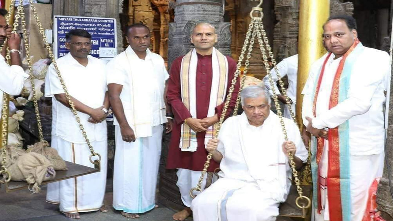 ఉదాహరణకు ఎవరైనా 58 కేజీలు ఉంటే.. వారు ఐదు రూపాయల నాణేలను స్వామికి తులా భారంగా మొక్కుకుంటే 58 కేజీలకు గాను రూ. 555ల చొప్పున మొత్తం రూ. 32,190లు చెల్లించి రశీదు తీసుకోవాలి. ఈ తులాభారం మహాద్వారం నుంచి లోపలకు వెళ్ళగానే ధ్వజస్తంభం ఎడమ చేతి వైపు ఉంటుంది. తులాభారానికి ఎటువంటి టిక్కెట్ అవసరం లేదు. తులాభారం తరువాత భక్తులు శ్రీవారి దర్శనానికి వెళ్ళవచ్చు. 

