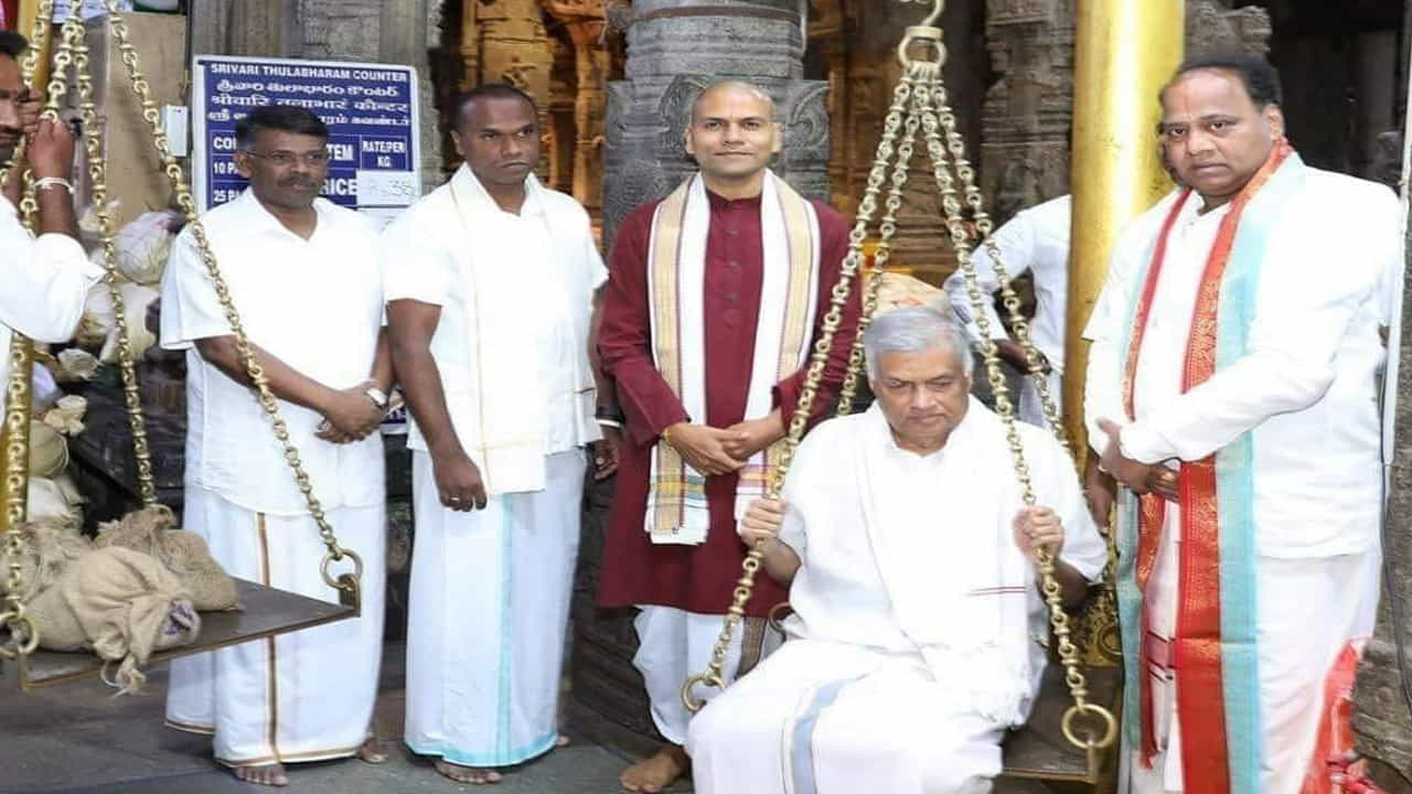 ఉదాహరణకు ఎవరైనా 58 కేజీలు ఉంటే.. వారు ఐదు రూపాయల నాణేలను స్వామికి తులా భారంగా మొక్కుకుంటే 58 కేజీలకు గాను రూ. 555ల చొప్పున మొత్తం రూ. 32,190లు చెల్లించి రశీదు తీసుకోవాలి. ఈ తులాభారం మహాద్వారం నుంచి లోపలకు వెళ్ళగానే ధ్వజస్తంభం ఎడమ చేతి వైపు ఉంటుంది. తులాభారానికి ఎటువంటి టిక్కెట్ అవసరం లేదు. తులాభారం తరువాత భక్తులు శ్రీవారి దర్శనానికి వెళ్ళవచ్చు. 

