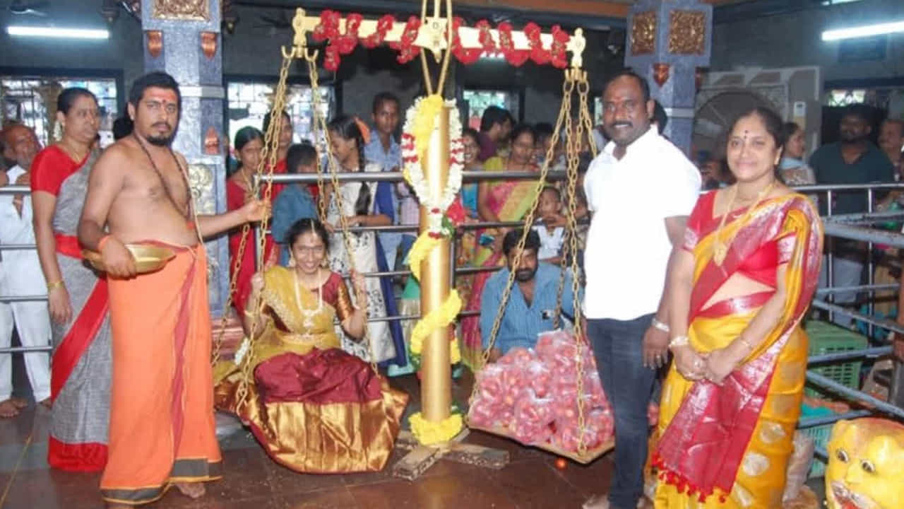 కలియుగంలో మనుషులు తమ కష్టాలు తీరి నప్పుడు, అనారోగ్యం నుంచి కోలుకున్నా, తమ సమస్యలు తీరినా తులాభారం ఇస్తామని భక్తులు మొక్కుకుంటారు. అలా భక్తులు తమ కోర్కెలు నెరవేరినప్పుడు దేవుడికి తమ కృతఙ్ఞతలు తెలుపుతూ ఈ తులాభారాన్నిఇస్తారు. 