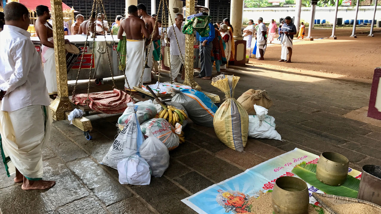 తర్వాత స్వామి అనుగ్రహం పొందిన భక్తులు తమ బరువుకు లేదా తమ పిల్లల బరువుకు సమానమైన డబ్బుని లేదా వివిధ రకాల వస్తువులను స్వామికి తులాభారంగా సమర్పిస్తారు. ఇలా భక్తులు తులాభారం వేసే సమయంలో పిల్లల బరువుకు తగిన నాణేలను అవసరమైతే తిరుపతి తిరుమల దేవస్థానం వారు అందిస్తుంది.
