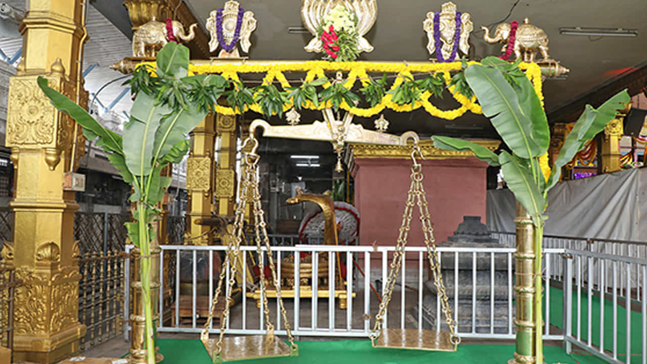 కొంత కాలం క్రితం వరకూ ఇలా తులభారానికి తగిన బరువుకు తగ్గ వస్తువును కొండ కింద నుంచి మోసుకుని వెళ్ళి సమర్పించేవారు. ఇప్పుడు తులాభారంలో కూర్చోబెట్టి కిలో చొప్పున ఆ వస్తువు రేటు చెల్లిస్తే మీకు రసీదు ఇస్తారు. అనంతరం ఆ రసీదుని హుండీలో వేస్తారు.
 