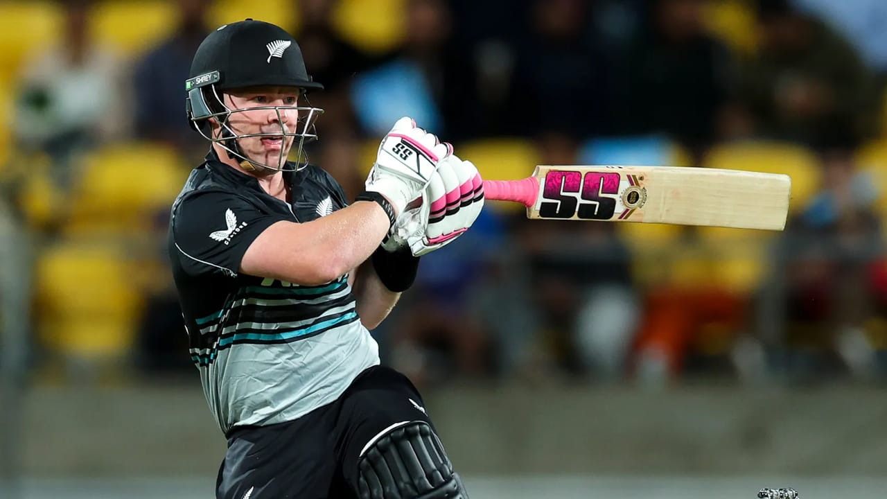 టిమ్ సీఫెర్ట్: మార్చి 26న పాకిస్థాన్‌తో జరిగిన 5వ మ్యాచ్‌లో న్యూజిలాండ్ ఓపెనింగ్ బ్యాట్స్‌మన్ టిమ్ సీఫెర్ట్ అద్భుతమైన బ్యాటింగ్ ప్రదర్శనను ప్రదర్శించాడు. ఈ మ్యాచ్‌లో 38 బంతులు ఎదుర్కొన్న సీఫెర్ట్ 10 సిక్సర్లు, 6 ఫోర్లతో అజేయంగా 97 పరుగులు చేశాడు. అతను కేవలం మూడు పరుగుల తేడాతో సెంచరీని కూడా కోల్పోయాడు.