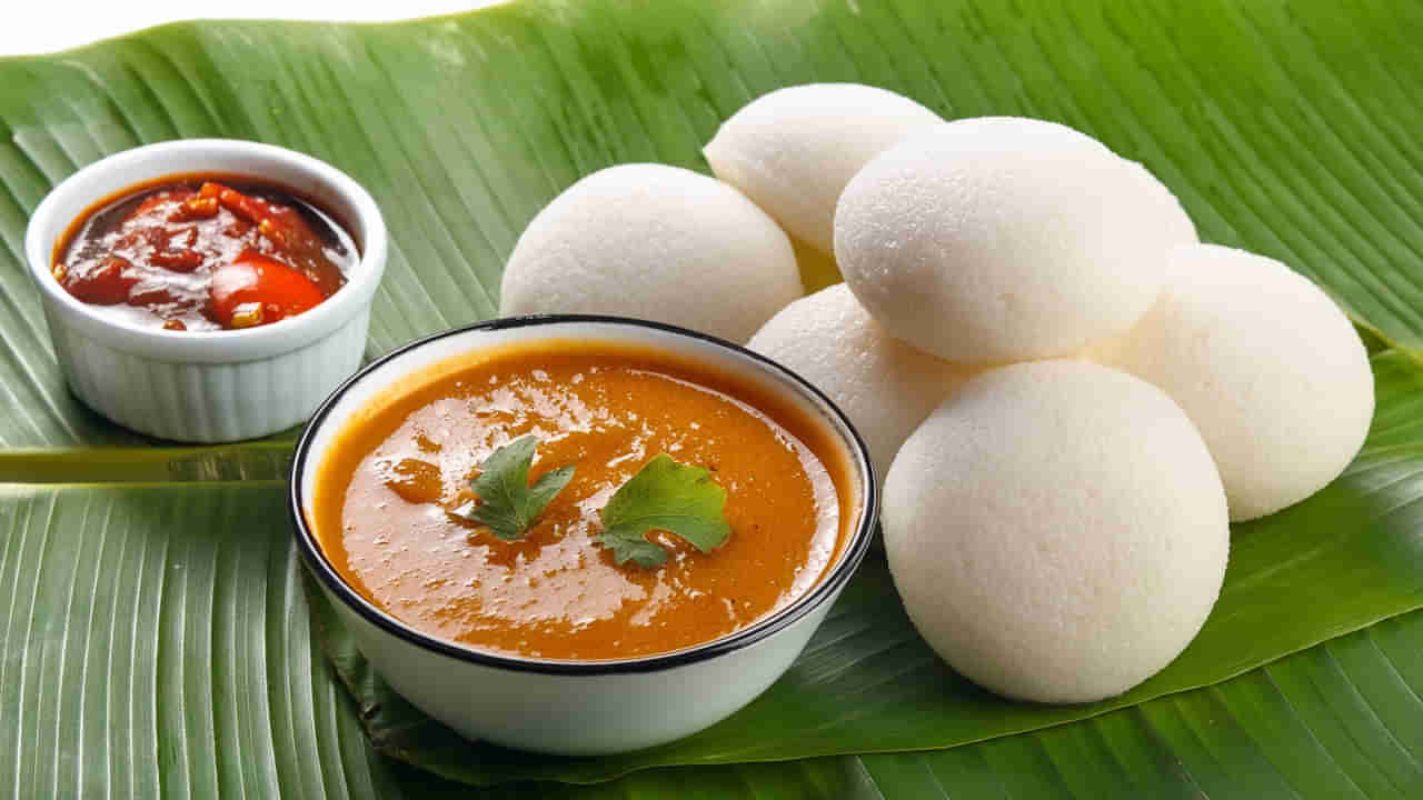 Idli recipe: ఇడ్లీలు గుండ్రాళ్లలా కాకుండా సుతి మెత్తగా రావాలంటే.. ఈసారి ఈ టిప్స్ ట్రై చేయండి..