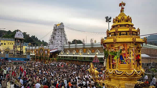 Tirumala: తిరుమల శ్రీవారికి కాసుల వర్షం.. పది రోజుల్లో కోట్ల రూపాయల విరాళాలు..