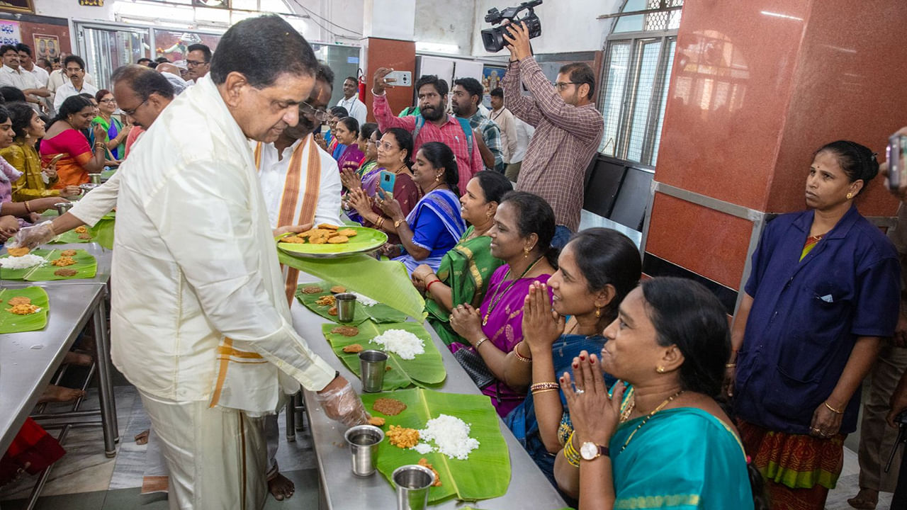 తిరుమలలోని మాతృశ్రీ తరిగొండ వెంగమాంబ అన్న ప్రసాద కేంద్రంలో టీటీడీ చైర్మన్ బి.ఆర్.నాయుడు శ్రీవారి భక్తులకు మసాలా వడల వడ్డింపు కార్యక్రమాన్ని ప్రారంభించారు. స్వయంగా ఆయనే ఆకుల్లో ఈ వడలను వడ్డించారు.  
