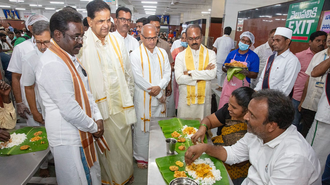 తాజాగా తిరుమల శ్రీవారి భక్తులకు టీటీడీ శుభవార్త చెప్పిడమే కాదు ఈ రోజుని పూర్తి స్థాయిలోకి అమల్లోకి తీసుకొచ్చింది. శ్రీవారి అన్నప్రసాదంలోకి కొత్తగా మరో వంటకం వచ్చి చేరింది. 
