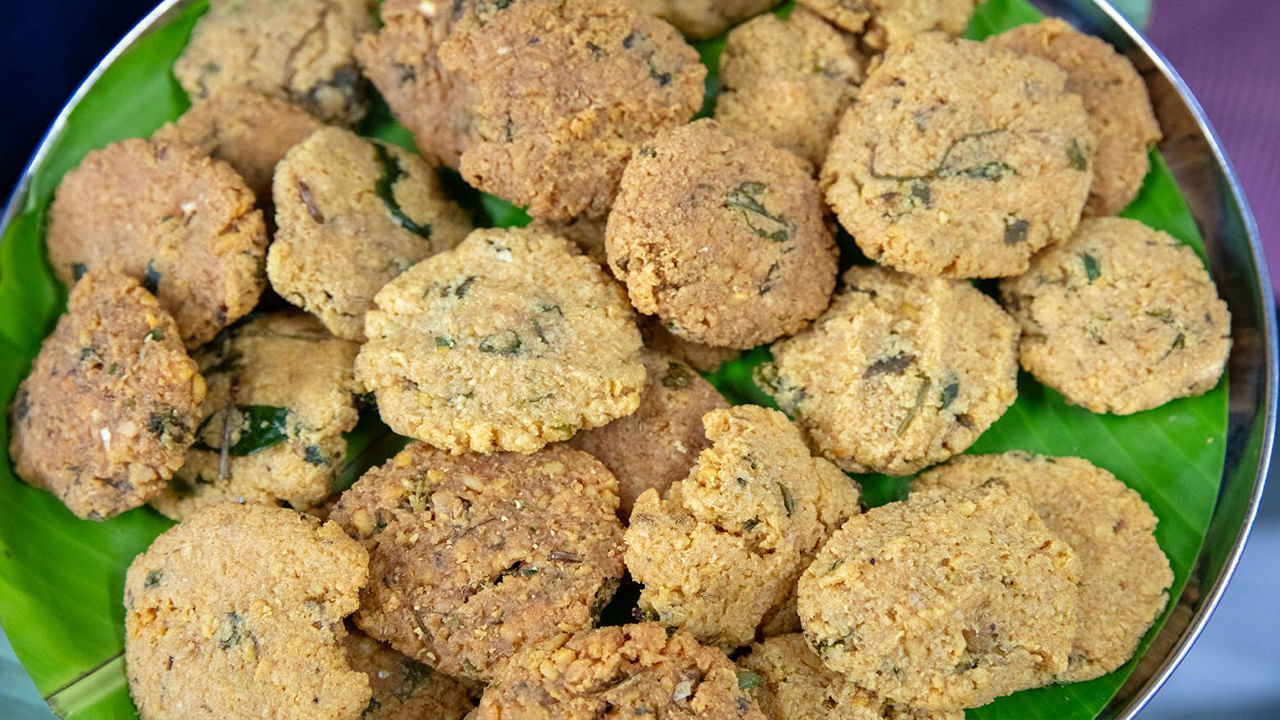 భక్తులకు పంపిణీ చేసే వడ తయారీలో శెనగపప్పు, పచ్చిమిర్చి, అల్లం, కరివేపాకు, కొత్తిమీర, పొదీన, సోంపును ఉపయోగించనున్నారు. అన్న ప్రసాద కేంద్రంలో ఇకపై ప్రతిరోజూ ఉదయం 10.30 గంటల నుంచి సాయంత్రం 04 గంటల వరకు 35 వేల వడలను భక్తులకు వడ్డించనున్నారు. 
