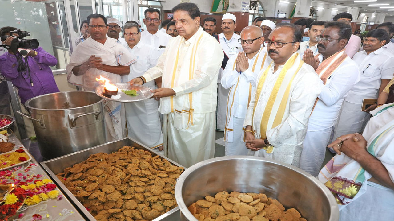 భక్తులకు శ్రీవారి దర్శనం ఎంత ఇష్టమో.. స్వామివారి ప్రసాదం లడ్డు అన్నా అంత ఇష్టమే. స్వామి దర్శనానికి వచ్చిన భక్తులు ఆకలి అన్న మాట తలెత్తకుండా కొండ మీద ప్రత్యెక కౌంటర్స్ లో ఆహారం అందించమే కాదు.. తరిగొండ వెంగమాంబ అన్న ప్రసాద కేంద్రంలో భక్తులకు మూడు పూటలా స్వామివారి ప్రసాదాన్ని అందిస్తారు. భక్తులు ఉదయం టిఫిన్ మాత్రమే కాదు మధ్యాహ్నం, సాయత్రం కడుపారా అన్న ప్రసాదం స్వీకరించవచ్చు. అయితే ఇప్పుడు ఈ అన్న ప్రసాదంలో ఇప్పుడు భక్తుల కోసం మసాలా వడ కూడా చేరింది. 
