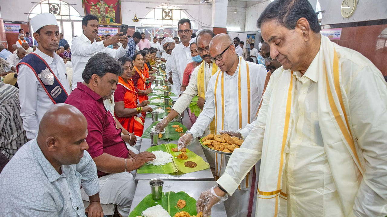 అన్నప్రసాదం మెనూలో వడలను చేర్చాలని టీటీడీ పాలకమండలి కొత్తగా నియామకమైన సమయంలో నిర్ణయించింది. ఈ నిర్ణయం మేరకు అన్నప్రసాదం మెనూలోకి వడలు చేరాయి.. ఈ రోజు ఉల్లి, వెల్లుల్లి లేకుండా తయారు చేసిన మసాలా వడలు అన్న ప్రసాదంలో కొత్త ఐటెం గా వచ్చి చేరాయి. 