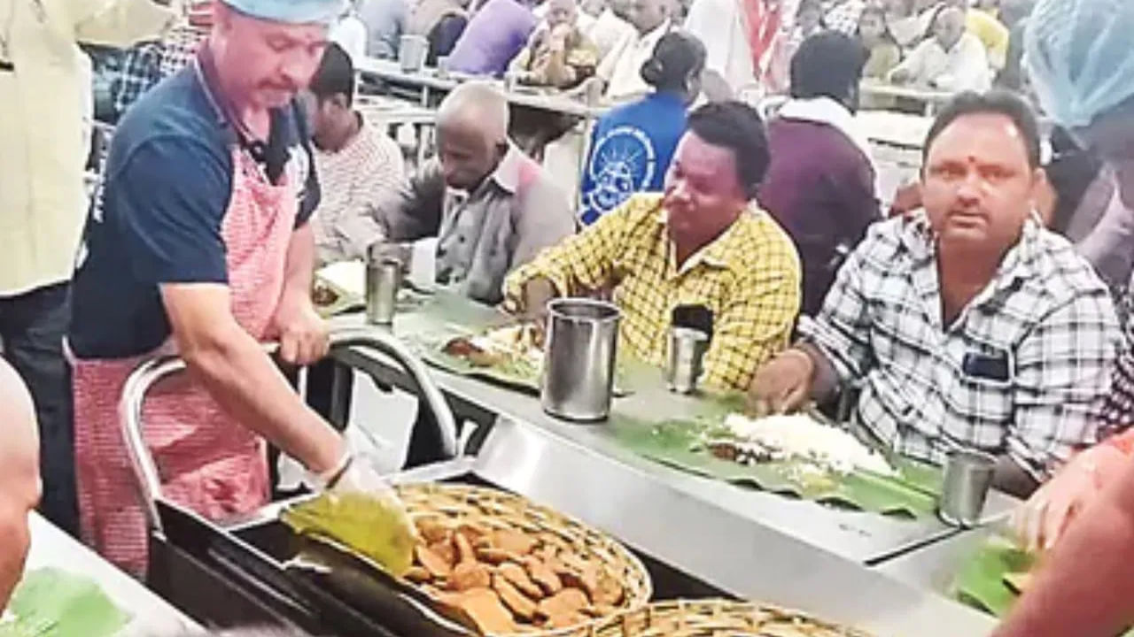 సుమారు 50 వేల మంది భక్తులకు ఉల్లిపాయలు, వెల్లులి లేకుండా తయారు చేసిన మసాలా వడలు వడ్డించి భక్తుల అభిప్రాయాన్ని టీటీడీ సిబ్బంది తెలుసుకున్నారు. భక్తులు వడల రుచి విషయంలో సంతృప్తి వ్యక్తం చేయటంతో.. ఈ రోజు నుంచి భక్తులకు పూర్తిస్థాయిలో అన్నప్రసాదంలో అందిస్తున్నారు. 
 