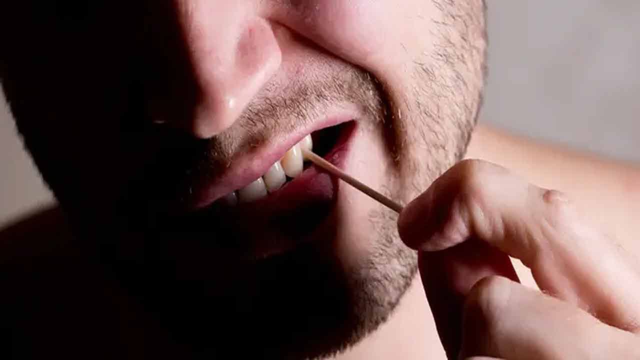 చాలా మంది తిన్న తర్వాత దంతాలలో ఇరుక్కున్న ఆహారాన్ని తొలగించడానికి టూత్‌పిక్‌లను ఉపయోగిస్తుంటారు. చాలా మంది దీనిని ఒక అలవాటుగా వాడుతుంటారు.  ఇలాంటి వారికి దంతాలను టూత్‌పిక్‌తో శుభ్రం చేసుకునే వరకు ఉపశమనం ఉండదు. 