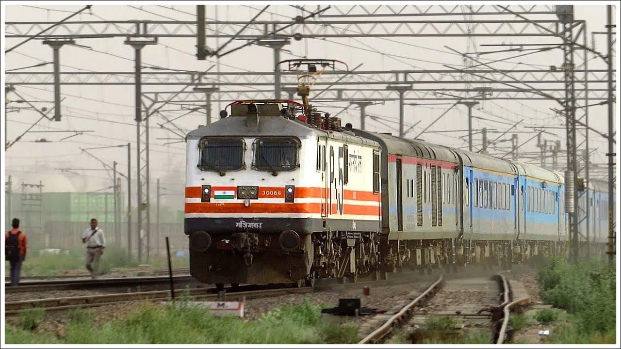 Electricity Train: మన భారతీయ రైల్వేకు ప్రత్యేక స్థానముంది. దేశంలో అతిపెద్ద రవాణ వ్యవస్థ. ప్రతి రోజు లక్షలాది మంది రైళ్లలో ప్రయాణిస్తున్నారు. గతంతో పోలిస్తే ఈ రైలులో పలు మార్పులు చేశారు. స్వాతంత్ర్యం తరువాత, భారతదేశం రైల్వే వ్యవస్థలో అనేక మార్పులకు గురైంది. వాటిలో ఒకటి ఎలక్ట్రిక్ ఇంజిన్. ఈ రోజుల్లో చాలా రైళ్లు కరెంటుతో నడుస్తున్నాయి. దీంతో రైలు వేగం కూడా పెరుగుతుంది. కానీ రైలుకు సరఫరా చేసే విద్యుత్ ఎప్పుడూ ఎందుకు నిలిపవేయరనే విషయం మీకు తెలుసా? 