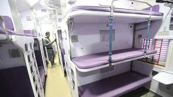 Train Journey: రైలు ప్రయాణంలో మిడిల్ బెర్త్తో ఇబ్బందులు.. రైల్వేశాఖ నిబంధనలివే..!