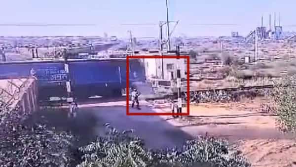 Watch Video: రైల్వే ట్రాక్పై ఇరుక్కుపోయిన జవాన్ల కారు.. దూసుకువచ్చిన గూడ్స్ ట్రైన్.. చివరకు..!