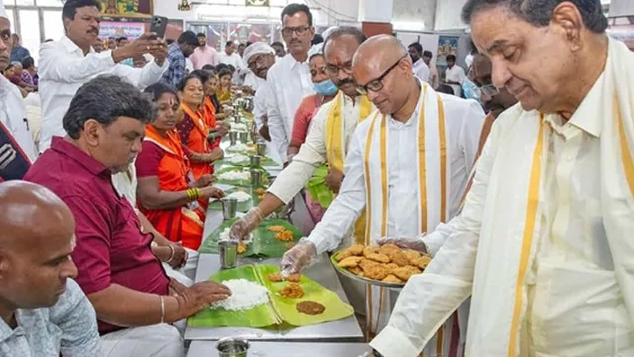 నిత్య కళ్యాణం పచ్చ తోరణంగా ఉండే తిరుమల శ్రీవారిని దర్శించుకునేందుకు రోజుకి తెలుగు రాష్ట్రాల నుంచి మాత్రమే కాదు దేశవిదేశాల నుంచి లక్షలాది మంది భక్తులు తరలి వస్తారు. అలా వచ్చే భక్తుల ఆకలి తీరుస్తోంది అన్నప్రసాద వితరణ. ఈ బృహత్తర కార్యంలో శ్రీవారి భక్తులు ప్రతి ఒక్కరూ పాలు పంచుకోవచ్చు. తమ శక్తి కొలది వివరాలను అందించవచ్చు.
