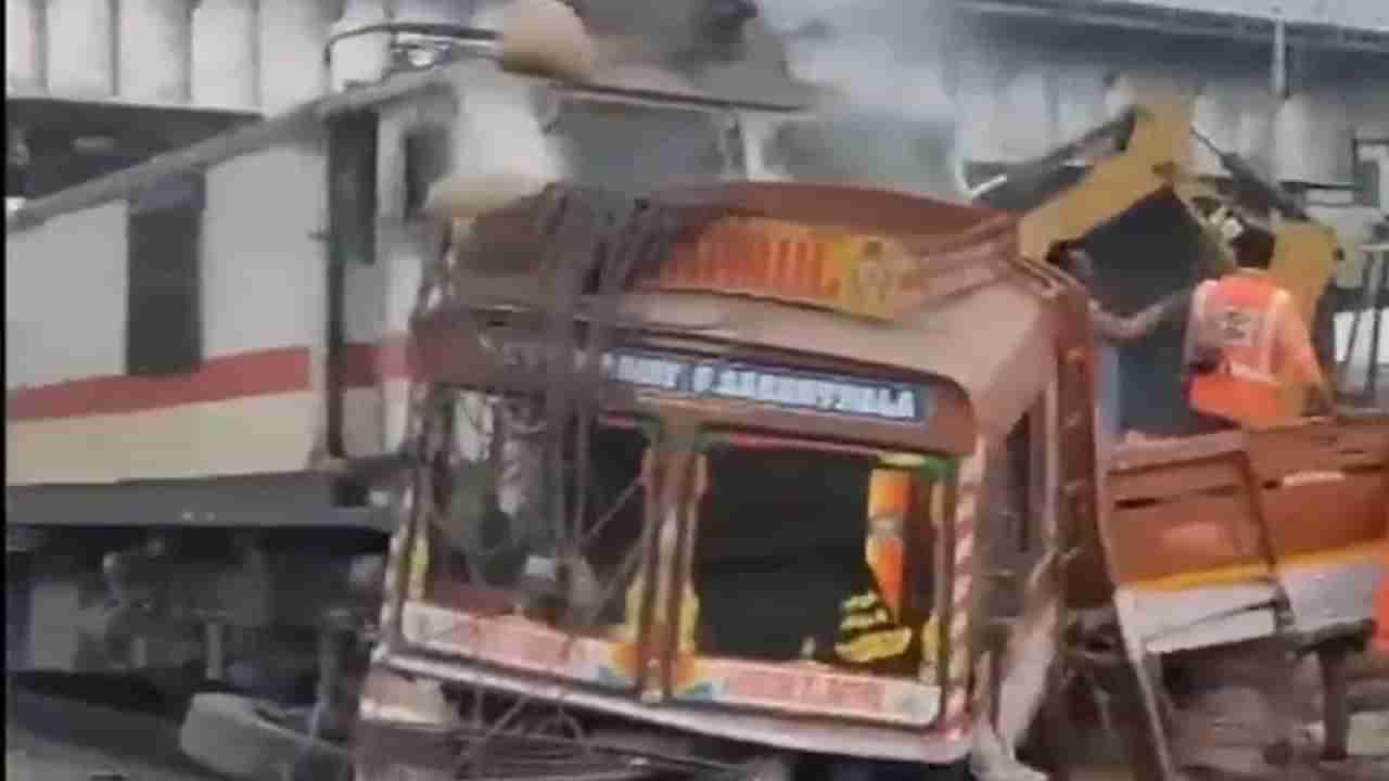 Watch Video: ట్రక్కును ఢీకొట్టిన రైలు.. రెండు ముక్కలైన లారీ.. గగుర్పాటుకు గురి చేస్తున్న దృశ్యాలు!