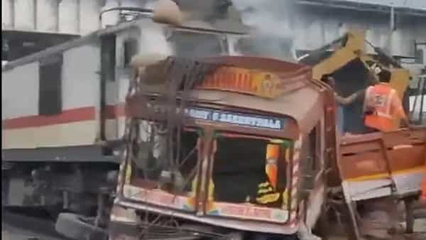Watch Video: ట్రక్కును ఢీకొట్టిన రైలు.. రెండు ముక్కలైన లారీ.. గగుర్పాటుకు గురి చేస్తున్న దృశ్యాలు!