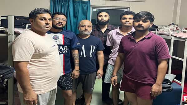 మాయ వలలో చిక్కుకున్న వందలాది మంది నిరుద్యోగులు.. బండి సంజయ్ జోక్యంతో విముక్తి