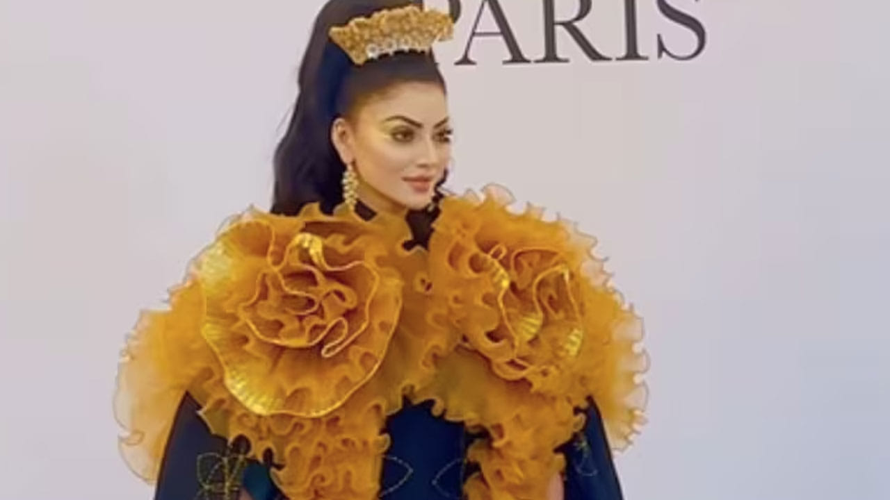 పారిస్ ఈవెంట్‌కు ఈ బ్యూటీ 3డీ ఫ్లోరల్ డ్రెస్‌లో అటెండ్ అయ్యింది. ప్రస్తుతం ఈమె డ్రెస్ నెట్టింట హాట్ టాపిక్ అవుతోంది. ఈ అమ్మడు బ్లాక్ అండ్ ఎల్లో కలర్‌లో ఉన్న గౌన్ ధరించింది. అందులో బ్లాక్ కలర్ ఫాబ్రిక్ మీద పెద్ద పెద్ద  పూల డిజైన్స్‌తో ఈ డ్రెస్ అందరినీ ఆకట్టుకుంటుంది. బంగారు రంగులోని ఝుమ్కీలు, ఎత్తైన పోనీతో రాయల్ లుక్ టచ్ ఇచ్చింది.
