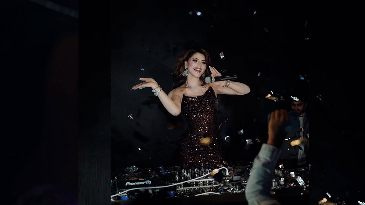 ఈ మూవీ మంచి సక్సెస్ అందుకుంది. ఇక డాకు మహారాజ్ మూవీ సక్సెస్ ఎంజాయ్ చేస్తున్న ఈ ముద్దుగుమ్మ, వీలున్నప్పుడాల్ల వెకేషన్స్కు వెళ్తూ, వరస ఫొటో షూట్తొ తన అభిమానులను ఎంటర్టైన్ చేస్తోంది.