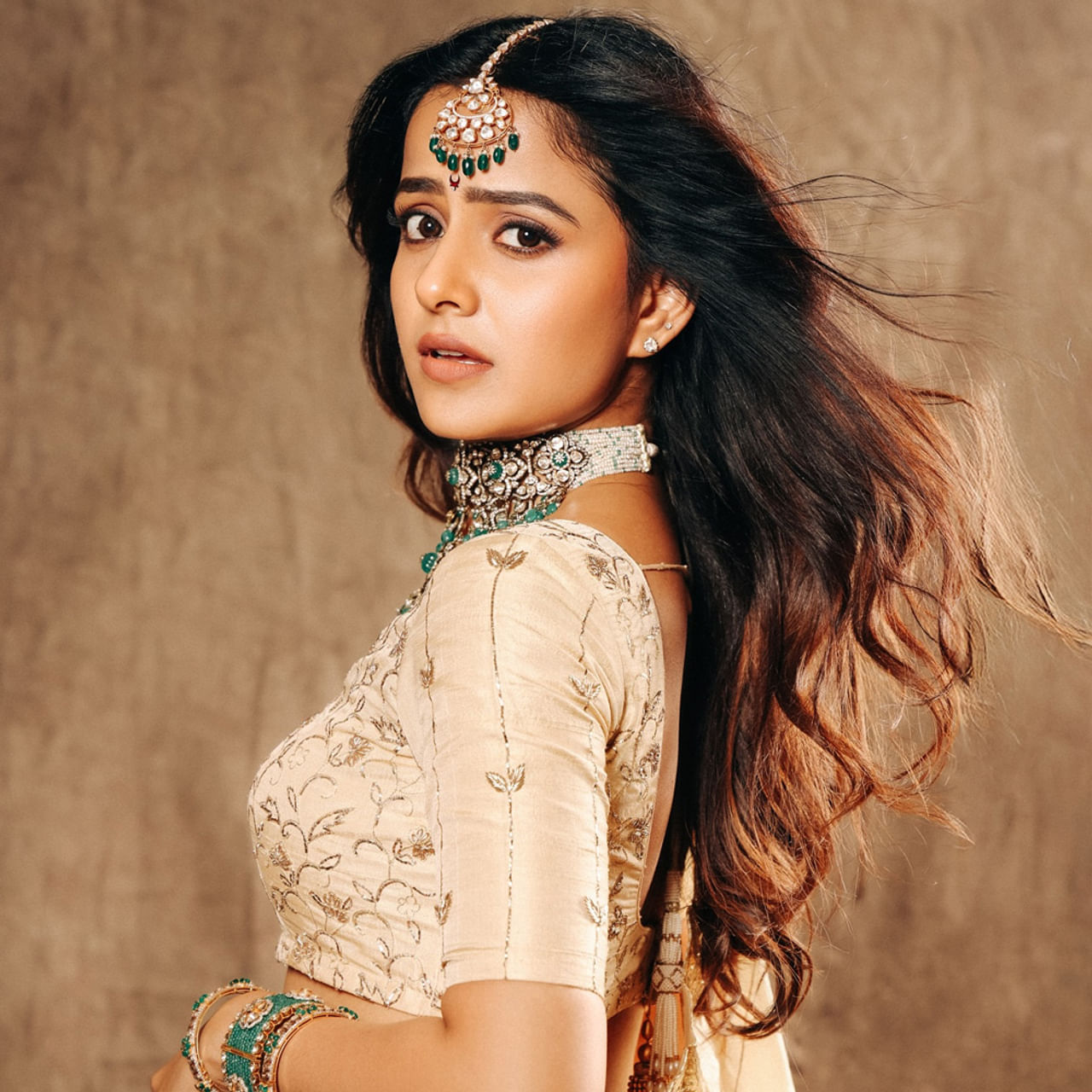 అందం, అభినయం ఉన్నప్పటికీ ఎందుకో చాలామంది తెలుగమ్మాయిలు హీరోయిన్లుగా రాణించలేకపోయారు. అయితే కొంతమంది తెలుగు అమ్మాయిలు కష్టపడి పనిచేసి అవకాశాలు పొందడమే కాకుండా తక్కువ సమయంలో స్టార్స్ గా కూడా ఎదిగారు. అలాంటి అతి తక్కువ మంది హీరోయిన్లలో వైష్ణవి చైతన్య కూడా ఒకరు అని చెప్పడంలో ఎటువంటి అతిశయోక్తి లేదు.