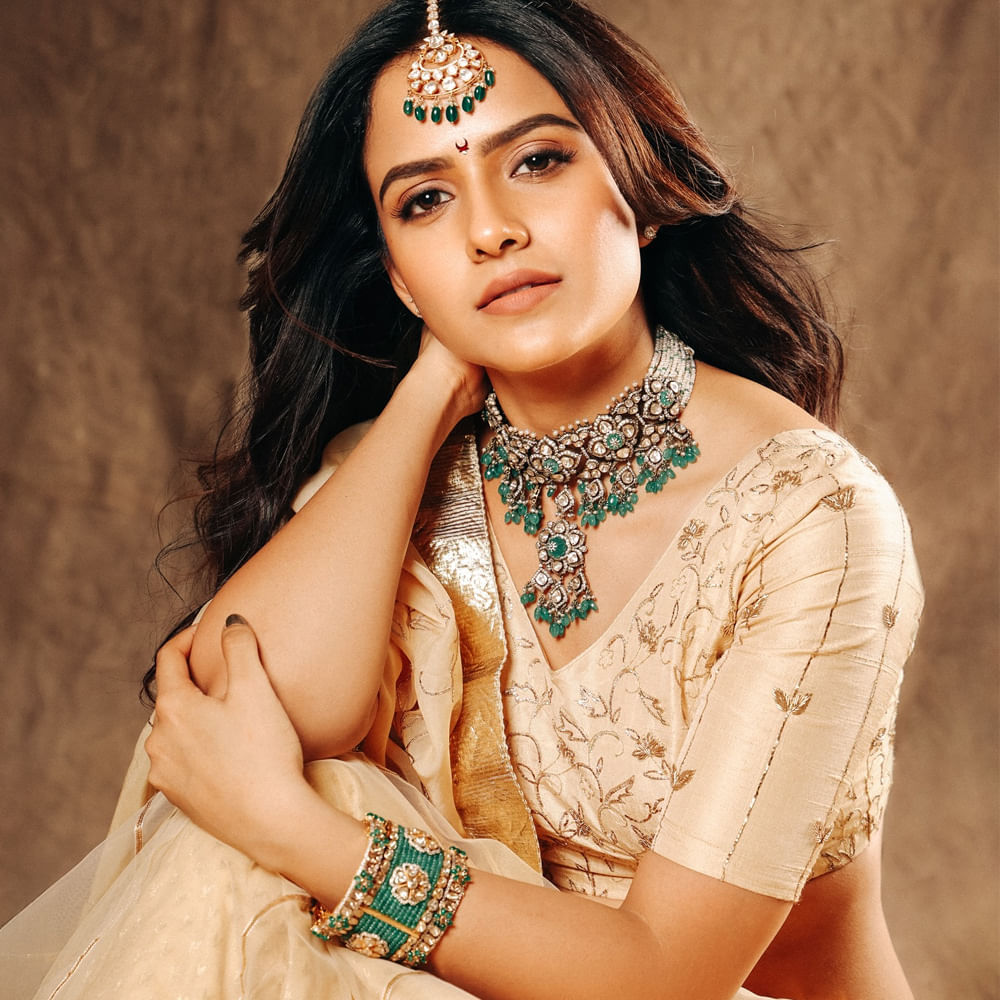 ఇప్పుడు ఆమె నటిస్తున్న 'జాక్' సినిమాపై కూడా మంచి అంచనాలు ఉన్నాయి. ఇందులో ఆమె ద్విపాత్రాభినయంతో అలరించనున్నారు. ఇదిలా ఉంటే.. సోషల్ మీడియాలో వైష్ణవి చైతన్యకి బీభత్సమైన ఫాలోయింగ్ ఉంది అనేది అందరికీ తెలిసిన విషయమే. ఆమె ఏ ఫోటో షేర్ చేసినా ఇంటర్నెట్ షేక్ అవుతూ ఉంటుంది.