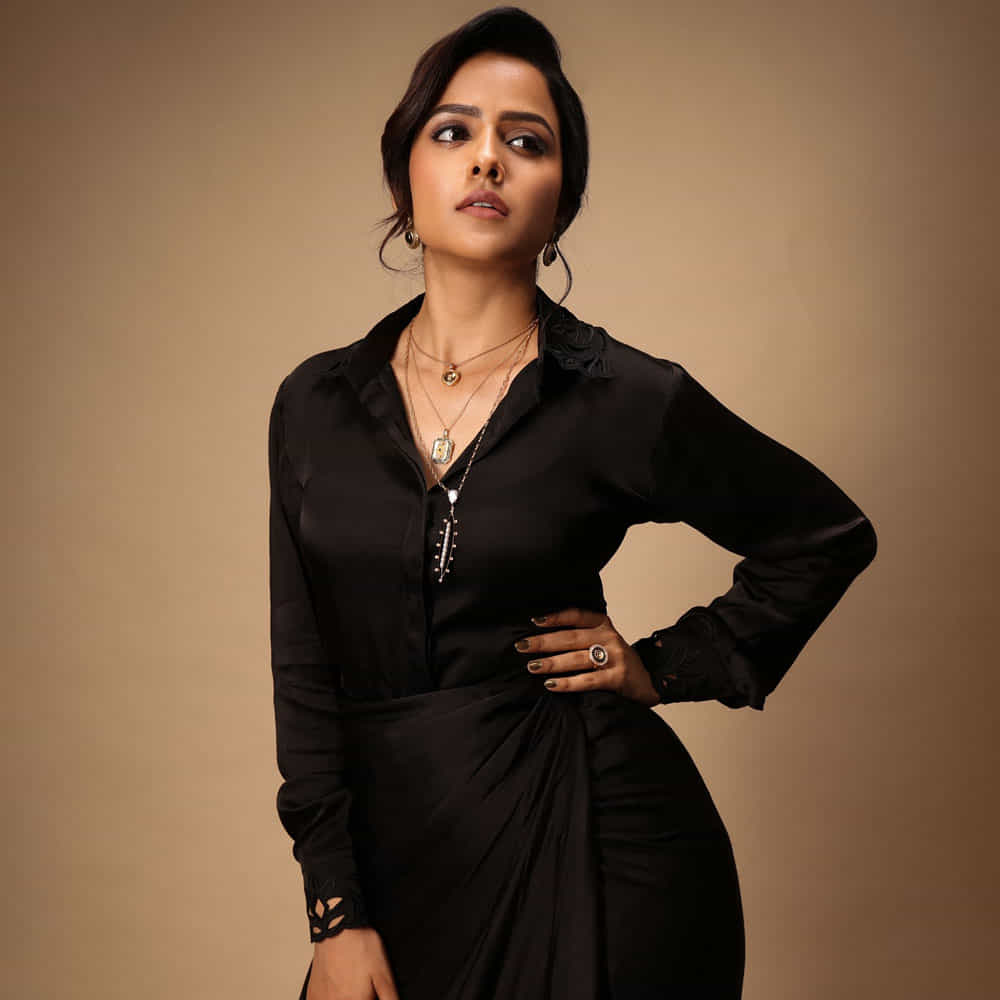 బ్లాక్ స్టన్నింగ్ డ్రెస్ లో మరింత క్లాసీగా కనిపిస్తూ కుర్రాళ్ల హృదయాలు దోచేస్తుంది వైష్ణవి చైతన్య. తాజాగా ఈ అమ్మడు షేర్ చేసిన ఫోటోస్ నెట్టింట వైరలవుతుండగా.. నెటిజన్స్ క్రేజీ కామెంట్స్ చేస్తున్నారు.