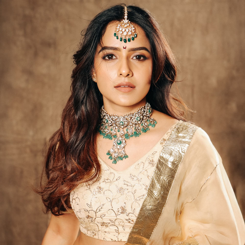 ఇప్పుడు కూడా ఆమె ఓ స్పెషల్ ఫోటో షూట్లో పాల్గొంది. ఇందులో ఆమె యువరాణిలా మెరిసిపోతూనే.. పవర్ఫుల్ గా కూడా కనిపిస్తున్నారు. భవిష్యత్తులో ఈమె లేడీ ఓరియెంటెడ్ సినిమాల్లో కూడా నటించి మెప్పించే అవకాశాలు ఉన్నాయని ఈ ఫోటోలతో స్పష్టం చేసినట్టైంది.