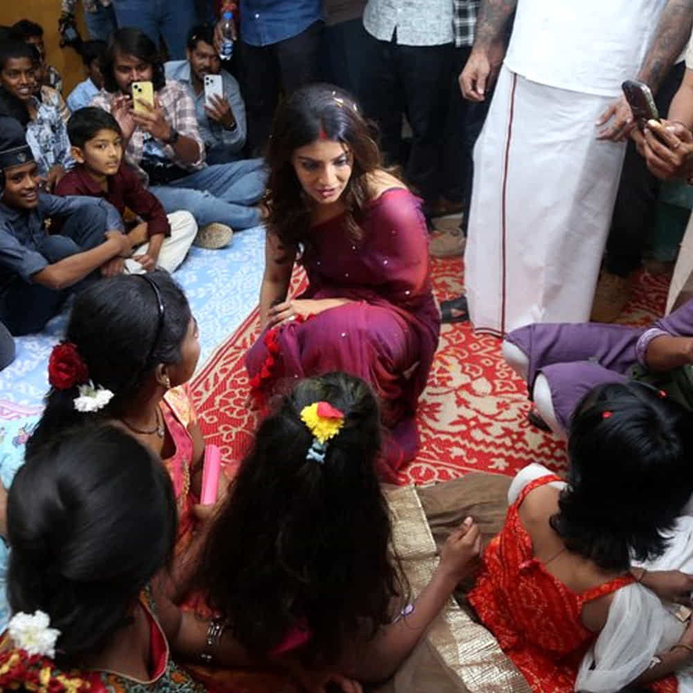 తెలుగులో మాస్ మహారాజ రవితేజ హీరోగా నటించిన క్రాక్ సినిమాలో తన నటనతో ప్రేక్షకులను ఆకట్టుకుంది. మాస్ లుక్‌లో జయమ్మ అనే పాత్రలో అద్భుతంగా నటించింది వరలక్ష్మీ. ఈ సినిమాతో ఈ బ్యూటీకి విపరీతమైన క్రేజ్ సొంతం చేసుకుంది. 