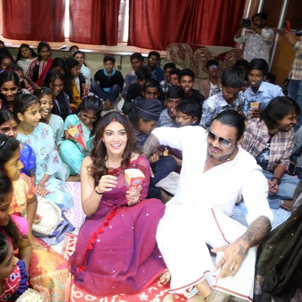 నికోలాయ్ సచ్ దేవ్‌ను అనే వ్యక్తిని వరలక్ష్మీ వివాహం చేసుకున్న విషయం తెలిసిందే. వీరి వివాహం గ్రాండ్ గా జరిగింది. పెళ్లి తర్వాత సెలక్టివ్ గా సినిమాలు చేస్తుంది వరలక్ష్మీ.. కమర్షియల్ సినిమాలతో పాటు లేడీ ఓరియంటెడ్‌ సినిమాలు కూడా చేస్తుంది. 