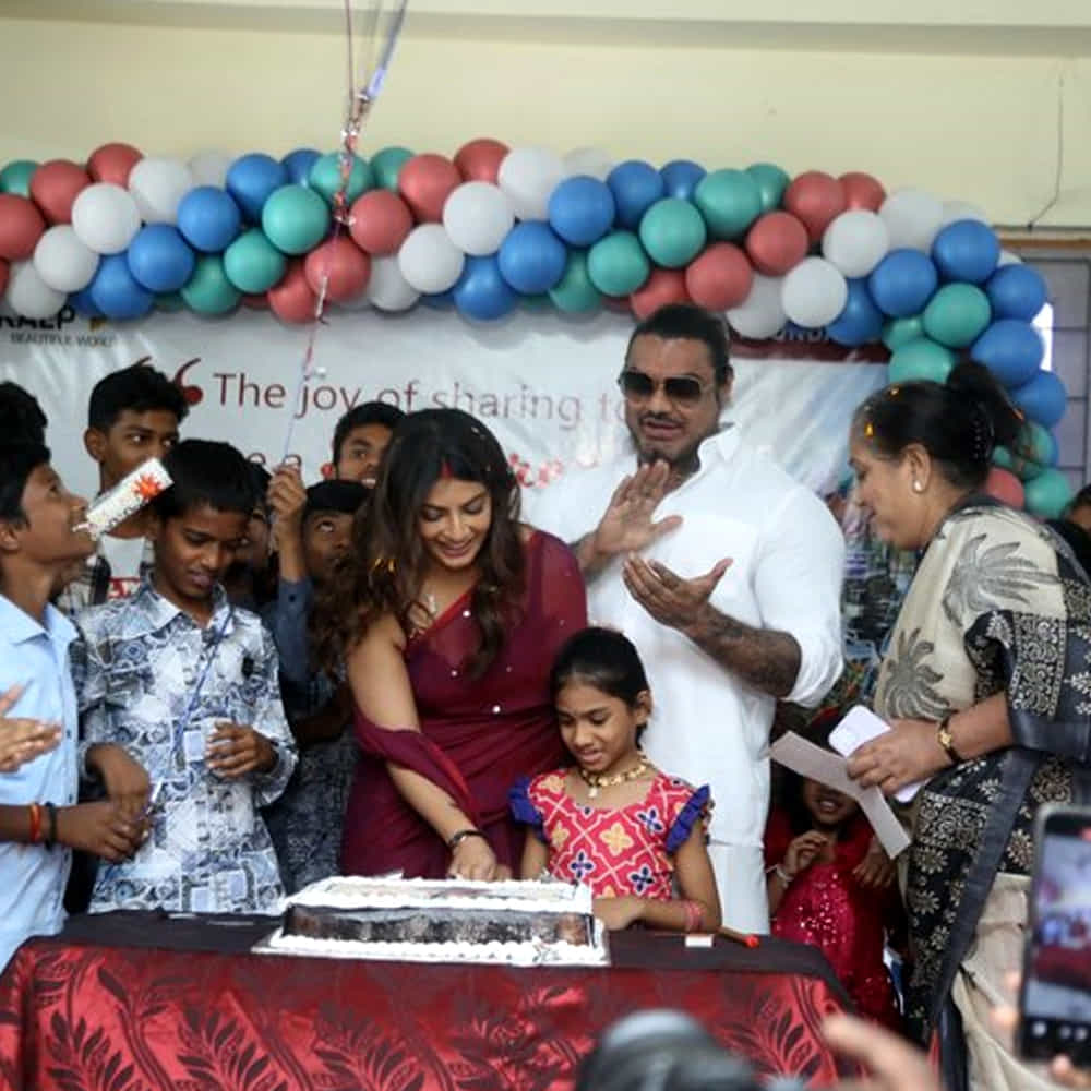తాజాగా వరలక్ష్మీ తన పుట్టిన రోజును అనాధ పిల్లలతో కలిసి జరుపుకుంది.  భర్త నికోలాయ్ సచ్ దేవ్‌ తో కలిసి వరలక్ష్మి తన పుట్టిన రోజును జరుపుకుంది. ఇందుకు సంబందించిన ఫోటోలు సోషల్ మీడియాలో వైరల్ గా మారాయి. 