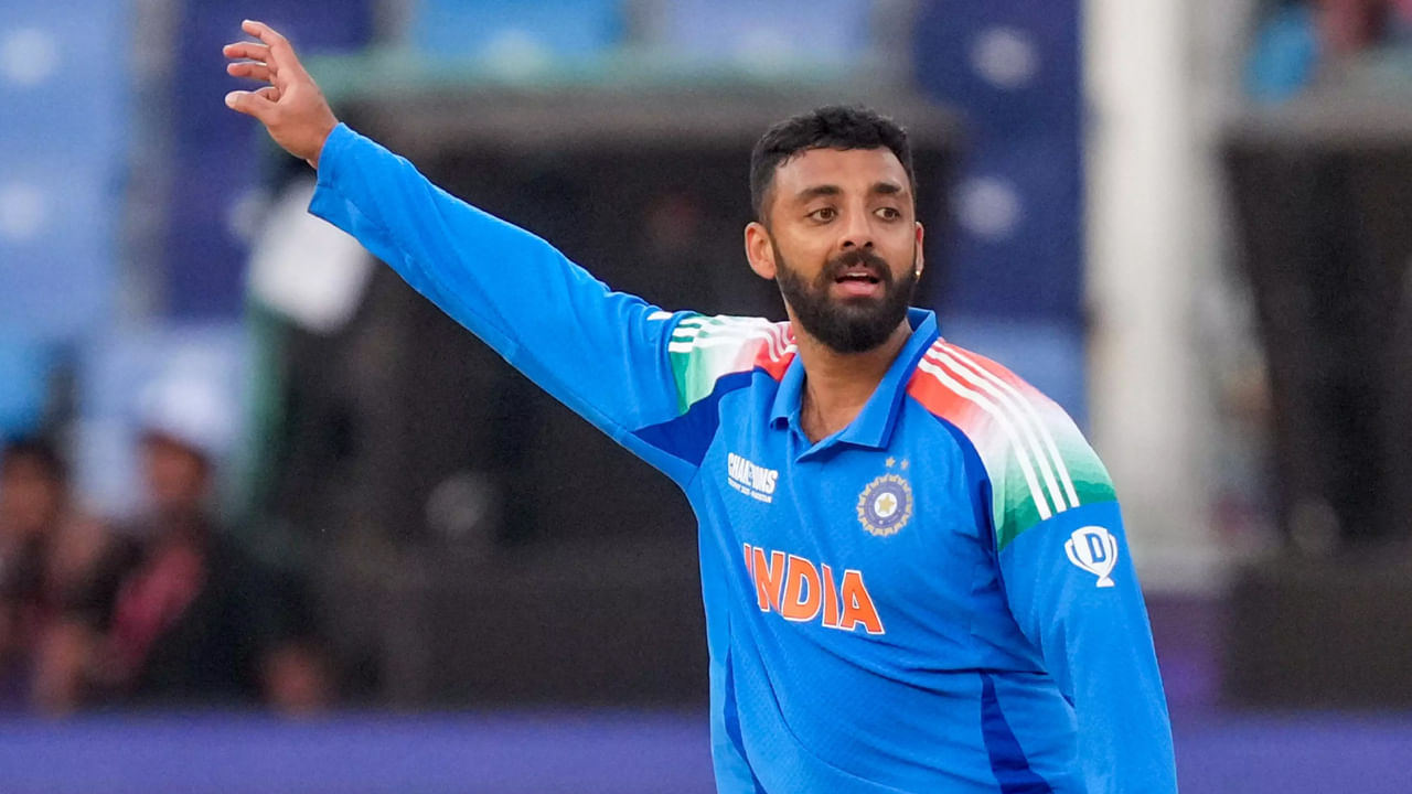 మూడో స్థానంలో టీమిండియా మిస్టరీ స్పిన్నర్ వరుణ్ చక్రవర్తి ఉన్నాడు. వరుణ్ ఇప్పటి వరకు రెండు మ్యాచ్లు మాత్రమే ఆడినా 7 వికెట్లతో సత్తా చాటాడు. న్యూజిలాండ్పై తొలి మ్యాచ్ ఆడి ఏకంగా 5 వికెట్ల హాల్ సాధించాడు. అలాగే ఆస్ట్రేలియాపై రెండు వికెట్లు పడగొట్టాడు. మొత్తంగా 7 వికెట్లతో మూడో స్థానంలో ఉన్నాడు. న్యూజిలాండ్పై మరో 5 వికెట్ల హాల్ సాధిస్తే టాప్లోకి వచ్చి గోల్డెన్ బాల్ అందుకునే ఛాన్స్ ఉంది.