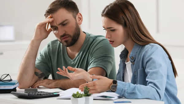 Vastu Tips: భార్యకు ఈ అలవాట్లు ఉంటే.. భర్త అప్పులపాలు అవ్వడం ఖాయం..