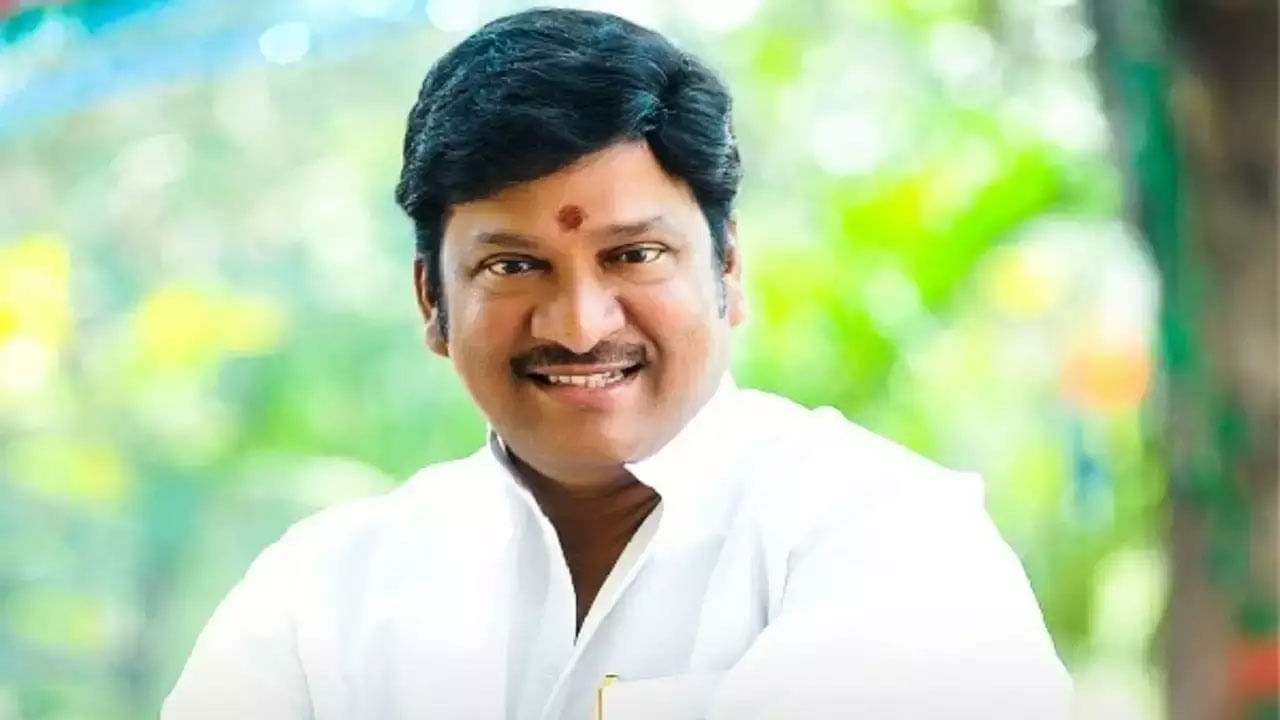 అదే విధంగా నవ్వుల రారాజుగా పేరు తెచ్చుకొని, కామెడీ మూవీలు చేస్తూ మంచి క్రేజ్ సంపాదించుకున్న హీరో రాజేంద్రప్రసాద్. ఈ హీరో  చివరి నిమిషంలో ఈ మూవీని రిజక్ట్ చేశాడంట. ఇలా ముగ్గురు హీరోలు రిజక్ట్ చేసిన తర్వాత వెంకటేష్ ఈ సినిమాను ఓకే చేసి బిగ్గెస్ట్ బ్లాక్ బస్టర్ హిట్ అందుకున్నారు.