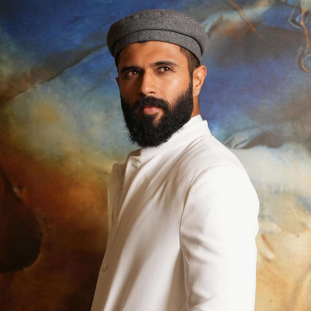 క్లాస్ ఇమేజ్ ఎంత ఉన్నా.. మన హీరోలకు మాత్రం లోలోపల మాస్ ఇమేజ్ అంటేనే ఇష్టం. ఒక్కసారి ఆ ఇమేజ్ ఏదో వచ్చేస్తే ప్రశాంతంగా ఉంటారు. తాజాగా విజయ్ దేవరకొండ అడుగులు కూడా అటువైపే పడుతున్నాయి. 