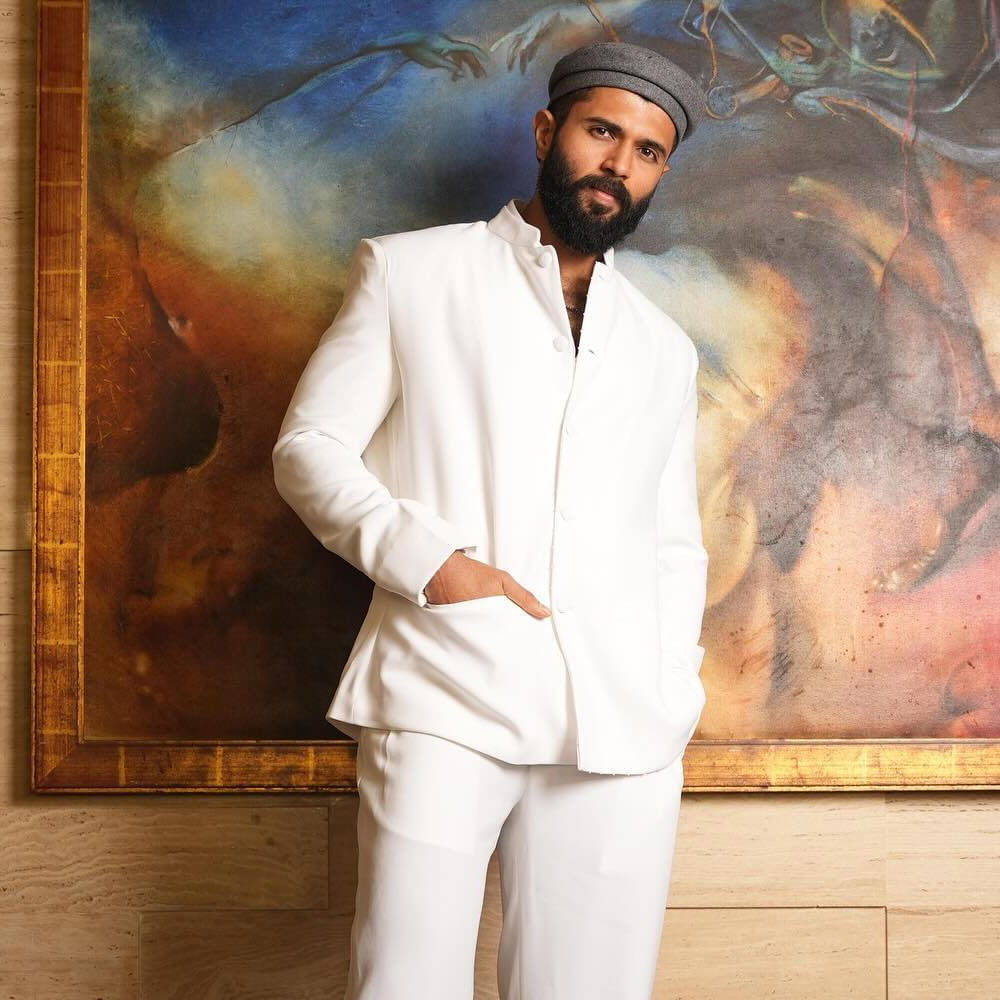 సెట్స్‌పై ఉన్న కింగ్ డమ్‌ ప్యాన్ ఇండియన్ యాక్షన్ థ్రిల్లర్. ఇందులో రగ్డ్ లుక్‌లో కనిపిస్తున్నారు విజయ్ దేవరకొండ. పైగా ఇది 2 పార్ట్ ఫిల్మ్.. ఇందులో భాగ్యశ్రీ బోర్సే హీరోయిన్‌గా నటిస్తున్నారు. కెరీర్‌లో ఫస్ట్ టైమ్ పోలీస్‌గా నటిస్తున్నారు రౌడీ బాయ్. దీని తర్వాత రాహుల్ సంక్రీత్యన్‌తోనూ పీరియడ్ యాక్షన్ డ్రామా చేస్తున్నారు విజయ్.