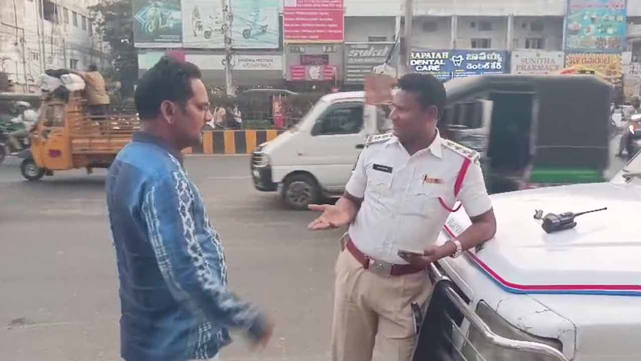 Video Viral: ఎవరు భయ్యా నువ్వు..  ఏకంగా ట్రాఫిక్ సీఐకు చుక్కలు చూపించిన కామన్ మ్యాన్..