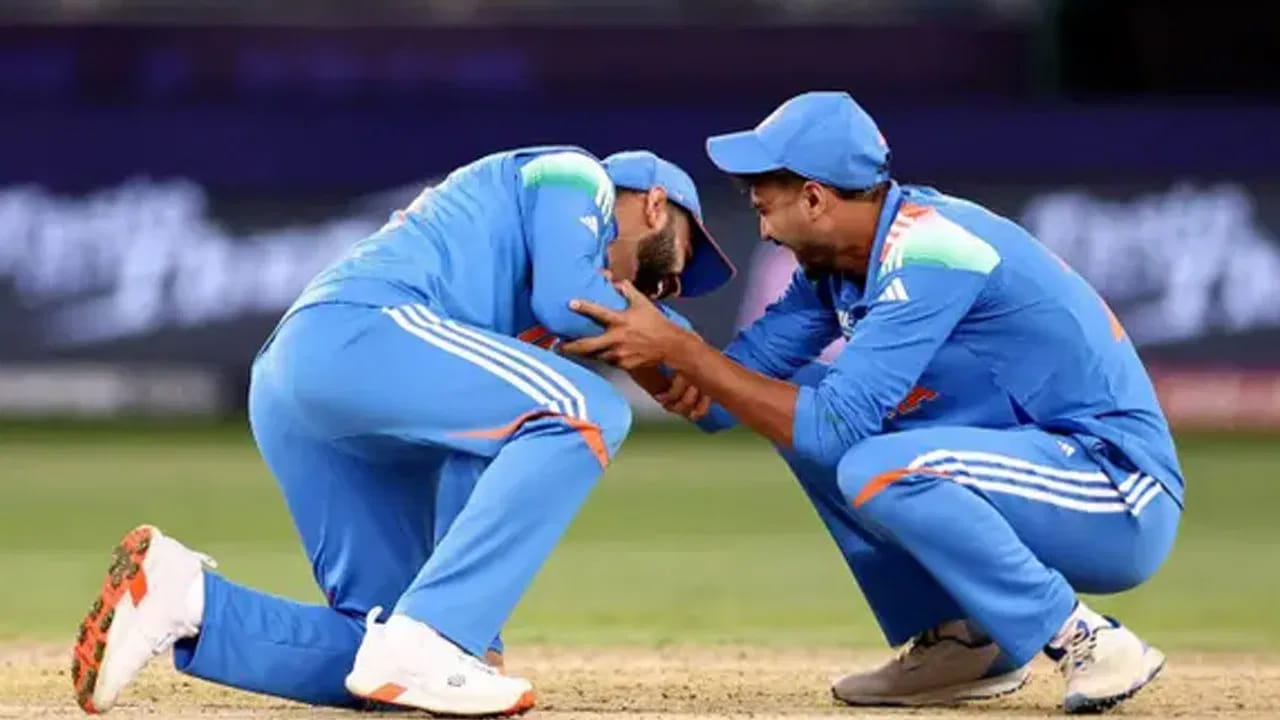 కేన్‌ మామ వికెట్‌.. ఈ మ్యాచ్‌లో న్యూజిలాండ్‌లో వరుసగా వికెట్లు కోల్పోతున్నా కూడా ఒక ఎండ్‌లో ఆ జట్టు సీనియర్‌ ఆటగాడు, మాజీ కెప్టెన్‌ కేన్‌ విలియమ్సన్‌ క్రీజ్‌లో పాతుకుపోయాడు. ఒక్కడే ఒంటరి పోరాటం చేసినా.. మరీ స్లోగా ఆడాడు. 81 పరుగుల వద్ద అక్షర్‌ పటేల్‌ సూపర్‌ డెలవరీలో కేన్‌ మామను బోల్తా కొట్టించాడు. అక్షర్‌ బాల్‌ను అంచనా వేయడంలో విఫలమైన కేన్‌ స్టంప్‌ అవుట్‌ అయ్యాడు. ఈ వికెట్‌తో మ్యాచ్‌ పూర్తిగా ఇండియా చేతుల్లోకి వచ్చేసింది. ఈ వికెట్‌ తీసినందుకు కోహ్లీ ఏకంగా అక్షర్‌ కాళ్లు మొక్కేశాడు. 