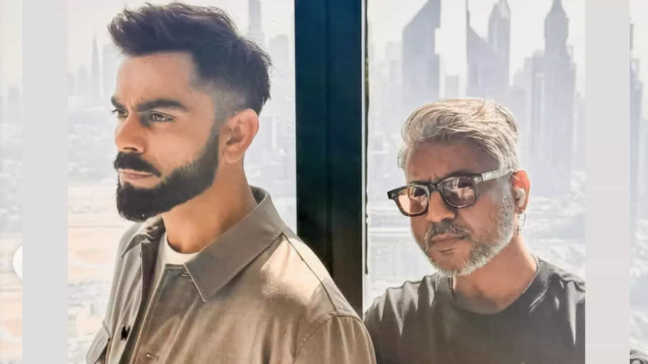 ఆస్ట్రేలియాతో జరిగిన బోర్డర్-గవాస్కర్ ట్రోఫీ టెస్ట్ సిరీస్ ప్రారంభానికి ముందు కోహ్లీ తన హెయిర్ స్టైల్ ను మార్చుకున్నాడు. ఆ సమయంలో, కోహ్లీకి ప్రఖ్యాత ఆస్ట్రేలియా సెలబ్రిటీ హెయిర్ స్టైలిస్ట్ జోర్డాన్ టబాక్మాన్ కొత్త లుక్ ఇచ్చారు. ఇప్పుడు, భారతదేశపు ప్రముఖ సెలబ్రిటీ హెయిర్ స్టైలిస్ట్ ఆలిమ్ హకీమ్ కోహ్లీకి కొత్త లుక్ ఇచ్చాడు.