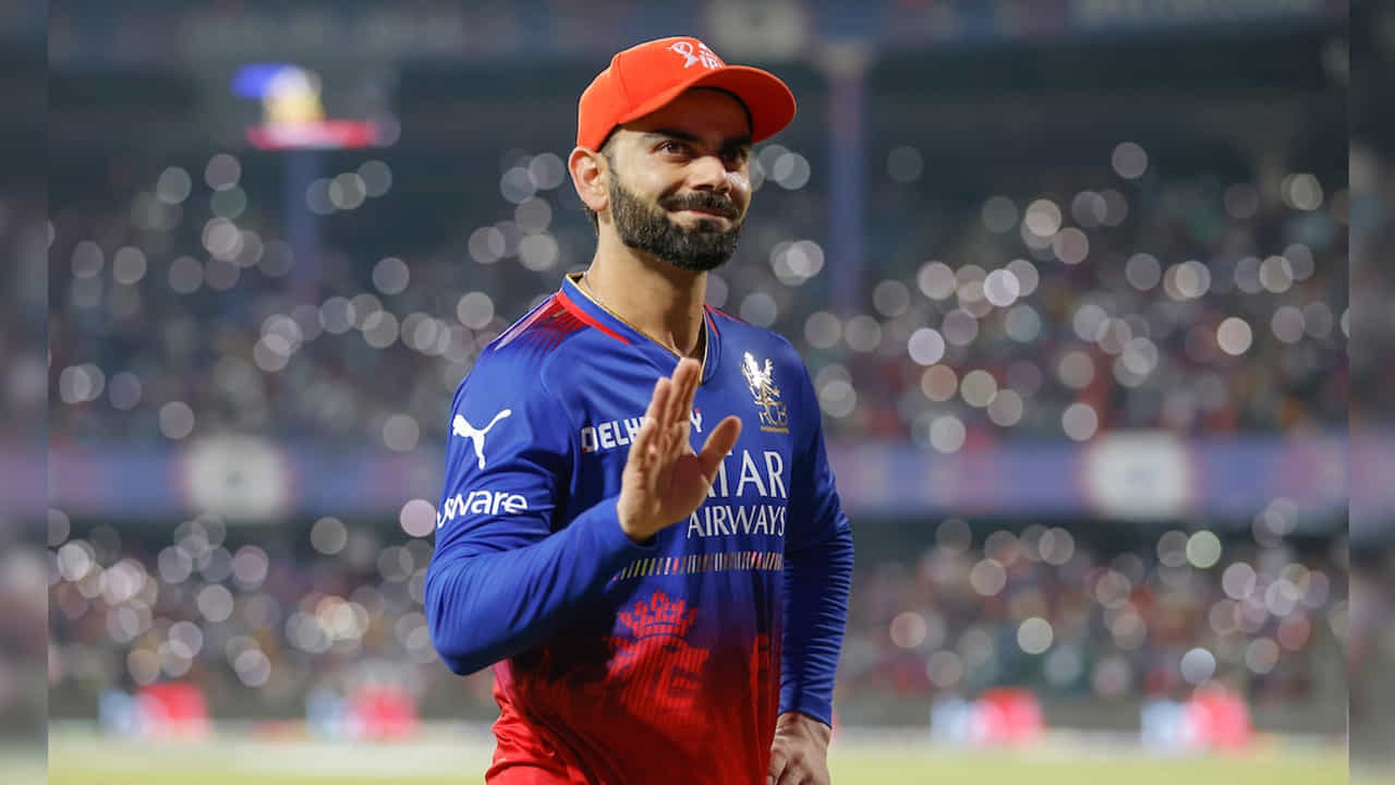 టోర్నమెంట్లో తొలి మ్యాచ్ ఆడుతున్నందున RCB ఇప్పటికే ప్రాక్టీస్ ప్రారంభించింది. జట్టులోని కొంతమంది ఆటగాళ్ళు నెట్స్లో చెమటలు చిందిస్తున్నారు. కానీ ఆర్సీబీకి ఫేస్ లాంటి విరాట్ కోహ్లీ మాత్రం ఇంకా టీమ్తో జత కట్టలేదు. కోహ్లీ త్వరలోనే జట్టులో చేరనున్నాడు.