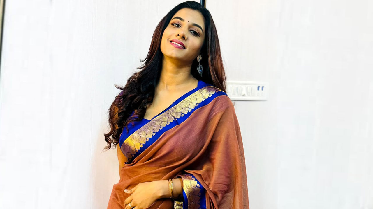 ఇక ఎప్పుడూ సోషల్ మీడియాలో యాక్టివ్గా ఉండే ఈ చిన్నది. తాజాగా తన నాన్నమ్మ చీరలో చూడచక్కని తెలుగు అమ్మాయిలా అందంగా కనిపిస్తుంది. ప్రస్తుతం దీనికి సంబంధించిన ఫొటోస్ ఈ బ్యూటీ తన ఇన్ స్టాలో షేర్ చేయడంతో ఇవి నెట్టింట తెగ వైరల్ అవుతున్నాయి.