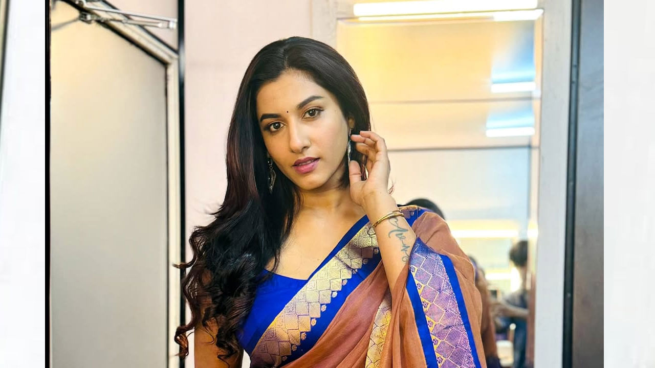 నాన్నమ్మ చీరలో విష్ణు చాలా బ్యూటిఫుల్గా ఉంది అంటూ కామెంట్స్ చేస్తున్నారు. ముఖ్యంగా బ్లూ కలర్ బ్లౌజ్ పట్టు చీరలో చాలా అందంగా ఉన్నావటున్నారు ఈ అమ్మడు అభిమానులు.