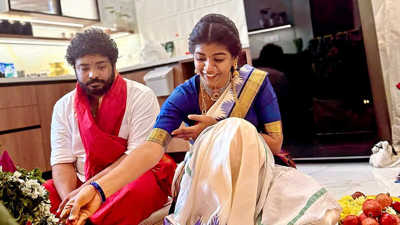 కాగా 2021లో చెల్లి కృతిక పెళ్లి దగ్గరుండి జరిపించింది వితిక. ఈ క్రమంలోనే తాజాగా భర్త కృష్ణతో కలిసి కొత్తింట్లో అడుగుపెట్టింది కృతిక.
